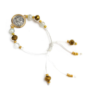 Pulsera Blanco-Oro Con Medalla